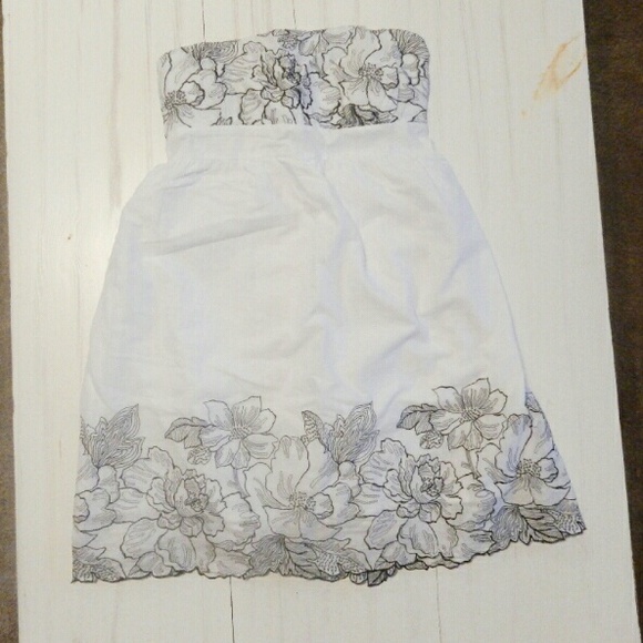 Forever 21 Dresses & Skirts - Forever 21 black & white embroidered floral dress Large